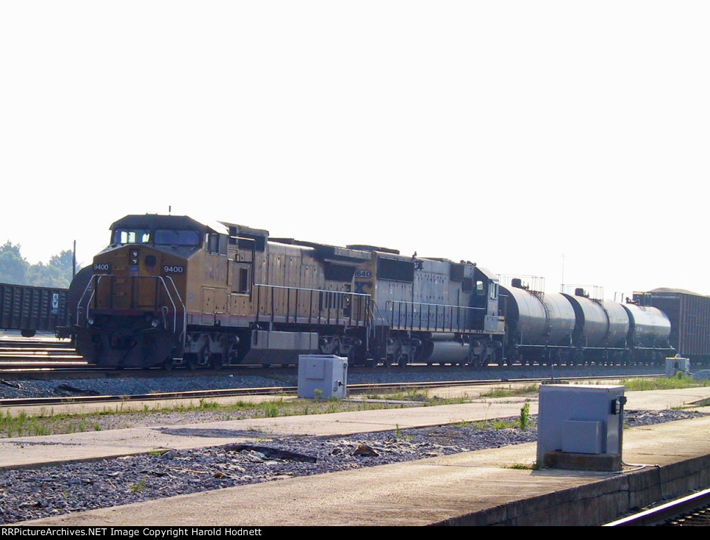 UP 9400 leads a CSX train southbound